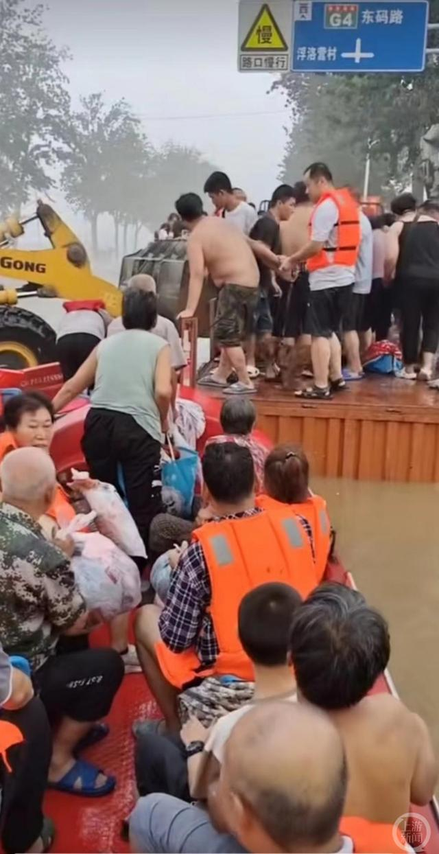 ▲8月2日，白洋淀游船载满村民正在靠近停靠在公路上的卡车“安全岛”。 图片来源/抖音荷塘家宴农家院官方账号视频截图