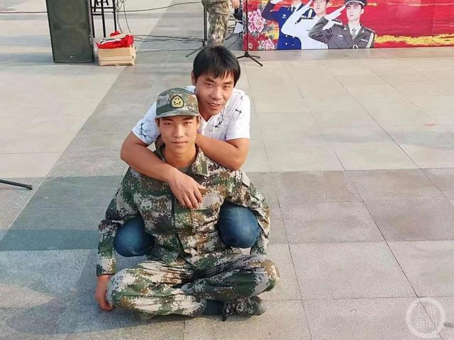 ▲父子二人2020年合影。图片来源/受访者供图