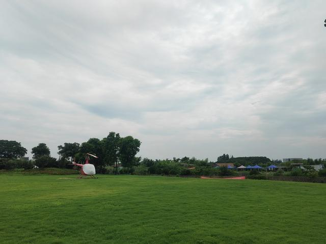 吴房村飞机项目体验基地（束涵 摄）