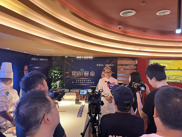 【米其林一星餐厅行政总厨俞斌接受媒体采访】