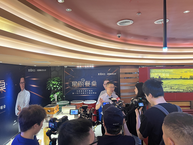 【王家渡食品公司总经理李鹏接受媒体采访】