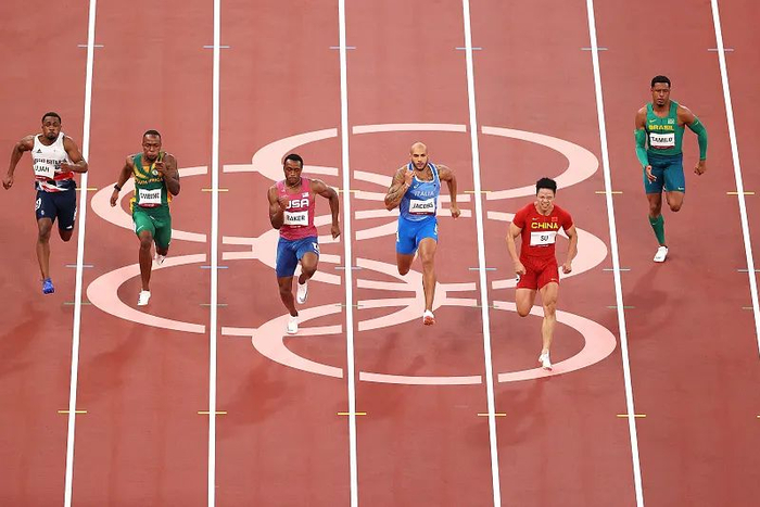 2020东京奥运会男子一百米半决赛，苏炳添打破亚洲纪录晋级决赛。图源视觉中国