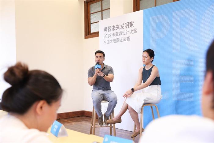 戴森硬件工程师团队负责人胡宏飞（左）接受媒体采访 | Dyson