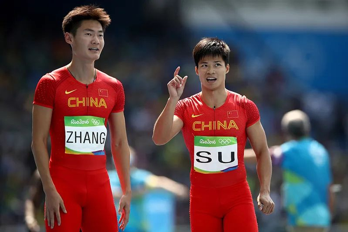  张培萌（左）与苏炳添 图源视觉中国