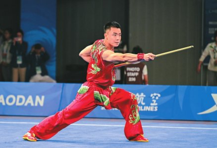 　　曹茂园在成都大运会男子南棍比赛中。 杨涛摄