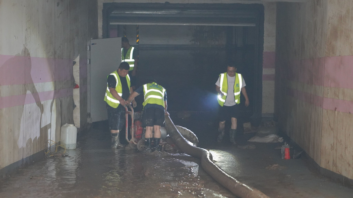 河北建设集团工作人员在进行地下车库排水作业
