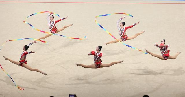 除了体操项目摘下9金，中国队艺术体操也有2金入账。  新京报记者 王飞 摄