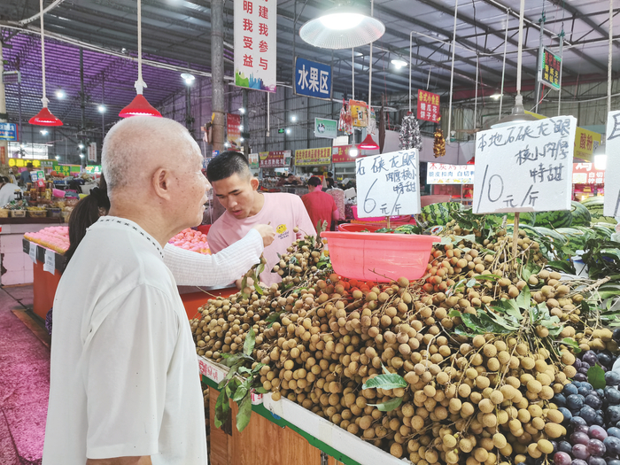     市场果摊上石硖龙眼很新鲜，价格实惠