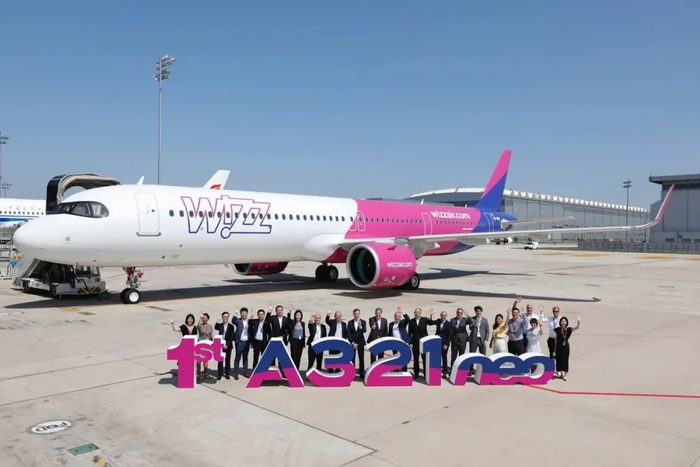 比如这架最近在天津交付匈牙利Wizz航空的A321飞机，也涂上了“黑眼圈”。图自空中客车。