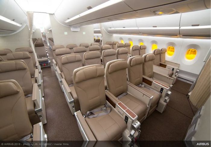 中国东方航空A350的全平躺包间式商务舱座椅（上），以及超级经济舱。图自空中客车。