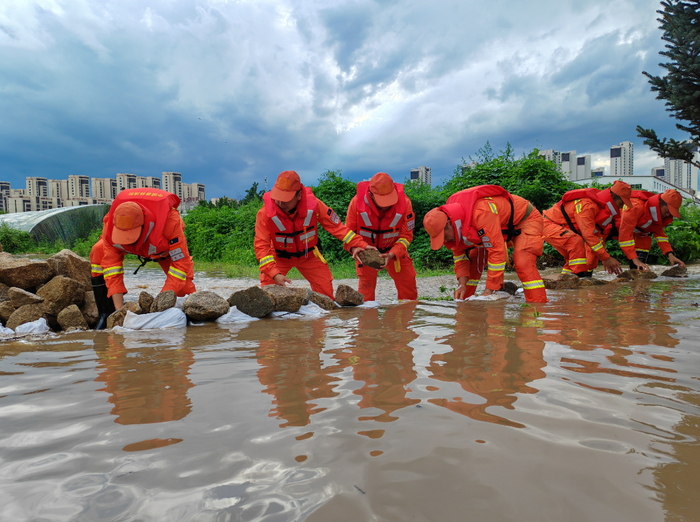 8 月7 日，黑龙江省森林消防总队牡丹江市支队消防救援人员在牡丹江市东安区大湾村封堵管涌。刘万毅 摄
