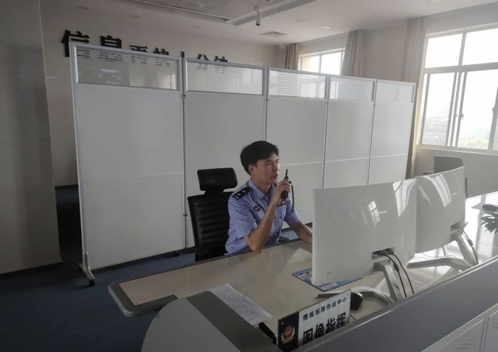 当阳市公安局网安大队民警冯捷森正在进行“1.3.5”应急快反演练调度