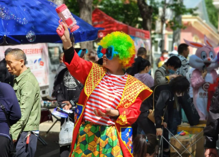 ▲今年“六一”鹤岗儿童公园门口的人们 每经记者 杨卉 摄