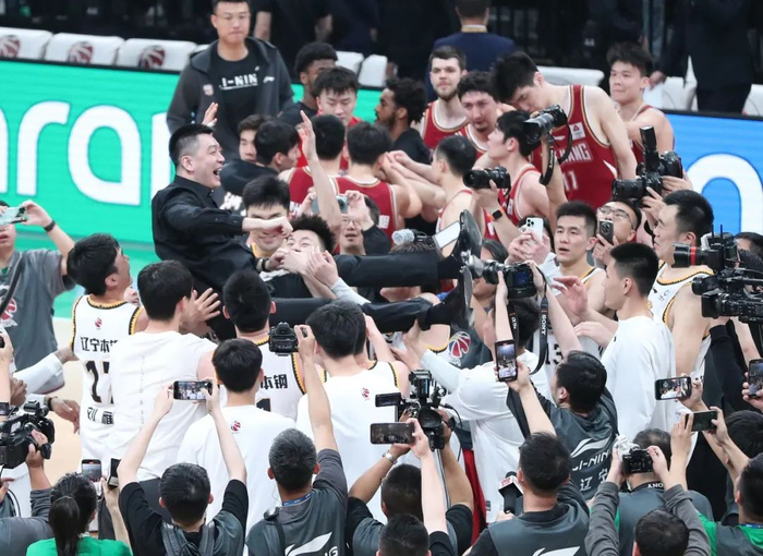 ▲国企本钢集团冠名的辽宁本钢队在CBA2022-2023赛季中夺冠，打出了辽宁“体育强省”的威风 新华社记者 龙雷 摄