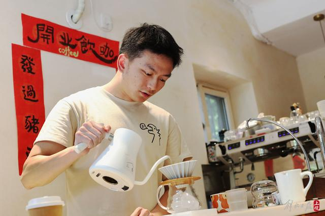 客人进店小川介绍，水洗更清爽一点，日晒更丰富一点，客人说要冰水洗。