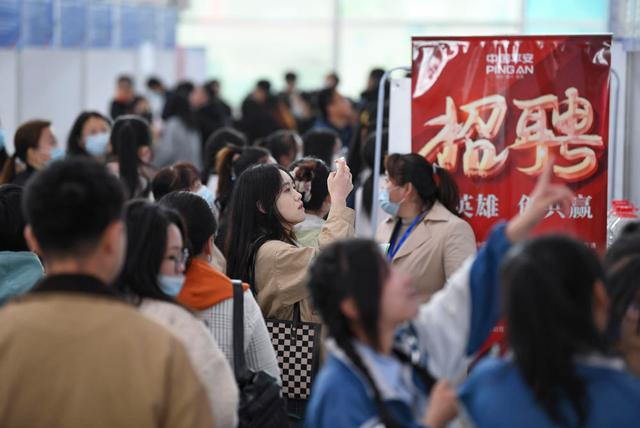 求职者在“职引未来”2023年全国大中城市巡回招聘（银川站）活动现场查看岗位信息（4月21日摄）。新华社记者 冯开华 摄