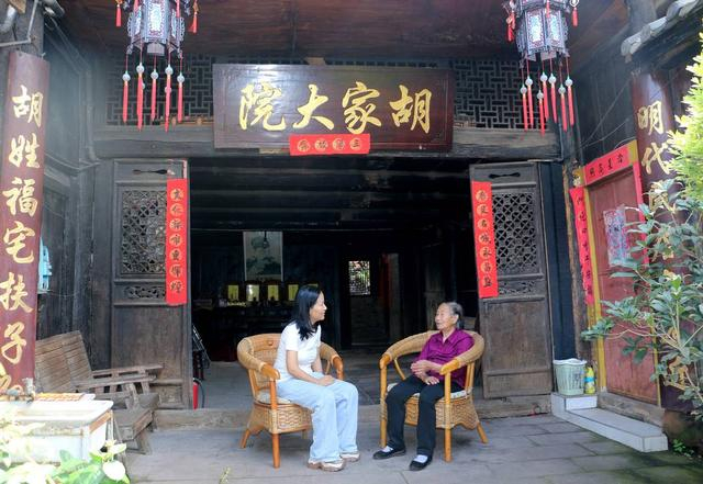 现居住在胡家大院的杨婆婆（右，胡坤陵母亲），讲述胡氏家规历史渊源。张燕霞摄