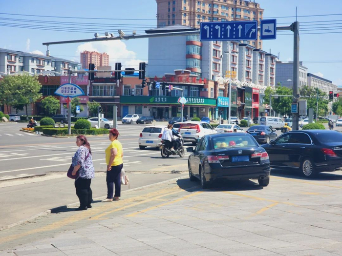 ▲珲春街头的俄罗斯游客 每经记者 杨卉 摄