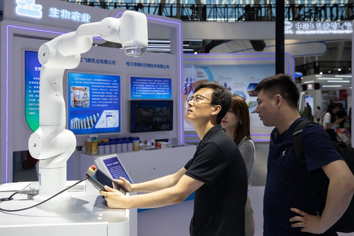 第三十二届哈尔滨国际经济贸易洽谈会上，参展商在现场操控医疗机器人&nbsp;新华社图