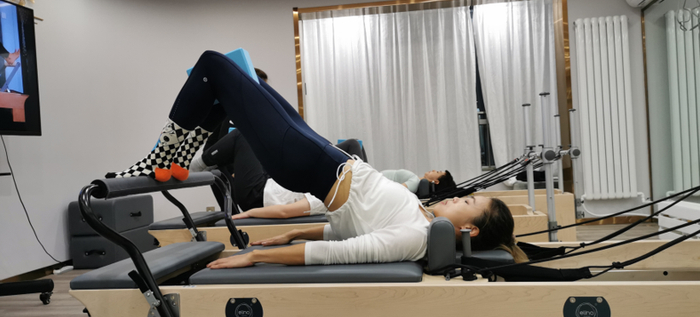 一些女子健身房里配有普拉提器械 