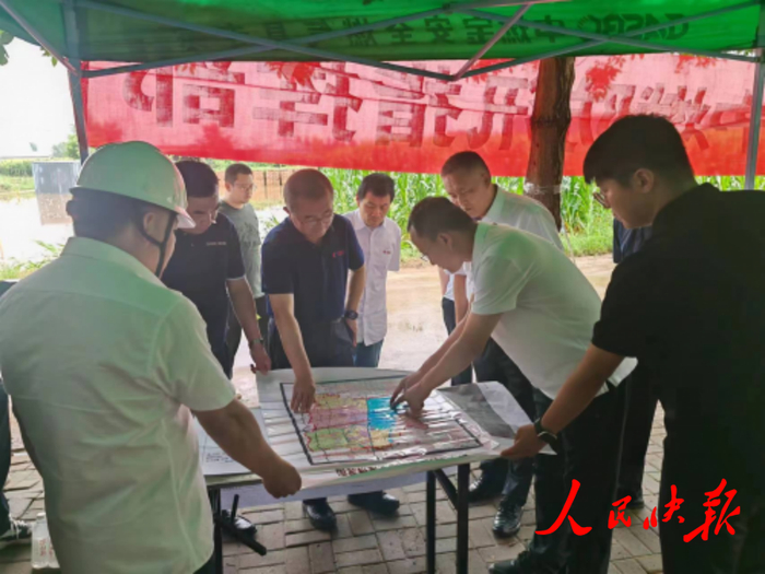 刘明辉一行在邯郸市鸡泽县灾区调研汛情和燃气抢险工作