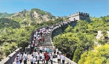         九门口水上长城游客络绎不绝。葫芦岛市文旅广电局供图