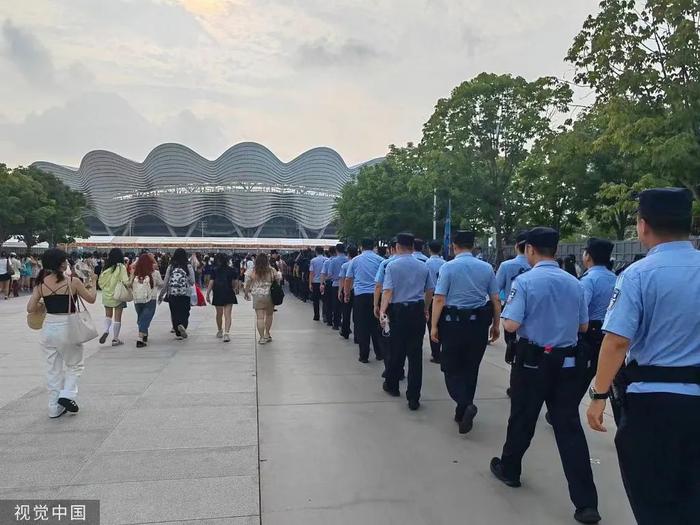 2023年8月6日，西安，TFboys出道10周年演唱会现场的安保。图/视觉中国