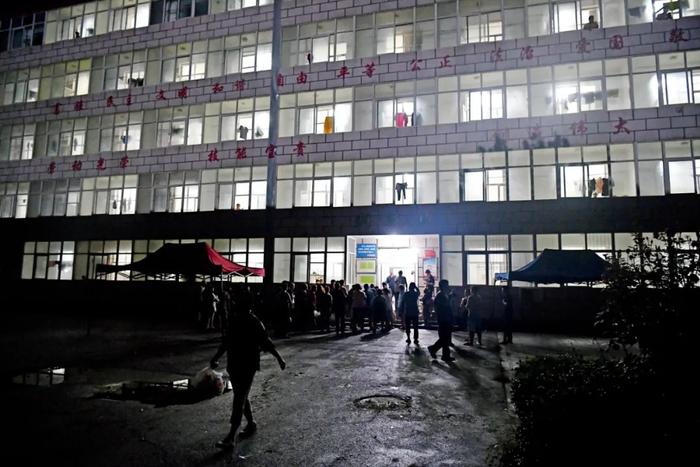 8月1日晚,河北涿州市,职业技术教育中心安置点安置有1700余人。摄影/本刊记者 翟羽佳
