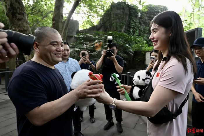 张雨霏和谭爷爷交换礼物