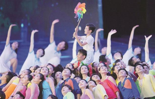 图为演员在大运会闭幕式上表演。新华社记者 张端 摄