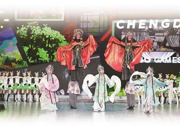 8月8日晚，第31届世界大学生夏季运动会闭幕式在成都露天音乐公园举行。图为闭幕式上的戏曲表演。新华社记者 张龙 摄