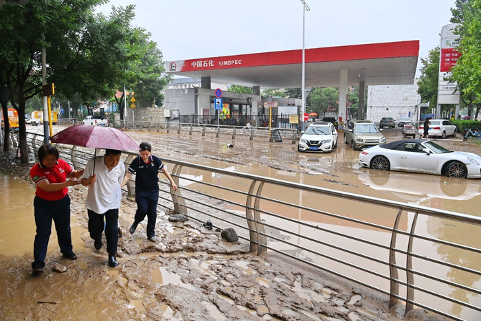 受降雨影响，位于北京西部的门头沟区部分道路中断，多部门组织人员进行汛后恢复工作。（图片由CNSPHOTO提供）