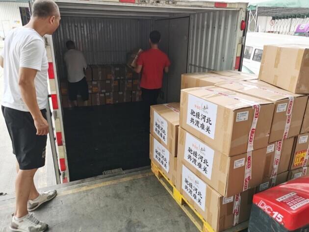 8月6日下午，载着满满当当物资的货车经成都新都出发，驰往河北省会石家庄市。