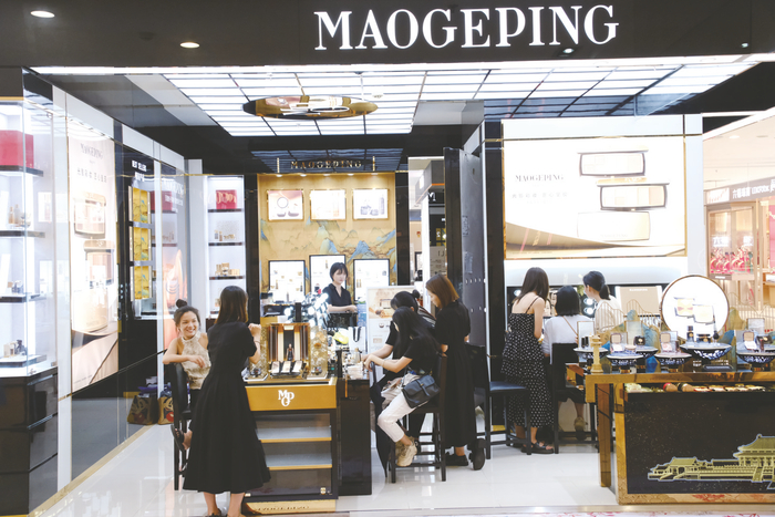     商场活动力度大，市民领取消费券后到店购买化妆品