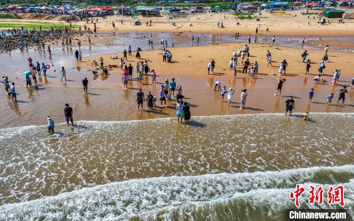 图为游客在山东荣成海滨游玩。李信君 摄