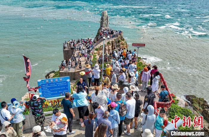 立秋将至，山东滨海城市旅游热度不减。李信君 摄