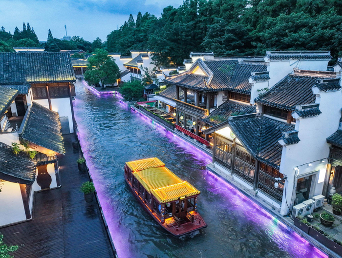 白鹭洲公园内画舫凌波，桨声灯影构成一幅如梦如幻的美景奇观。 南京日报/紫金山新闻记者 董家训 摄