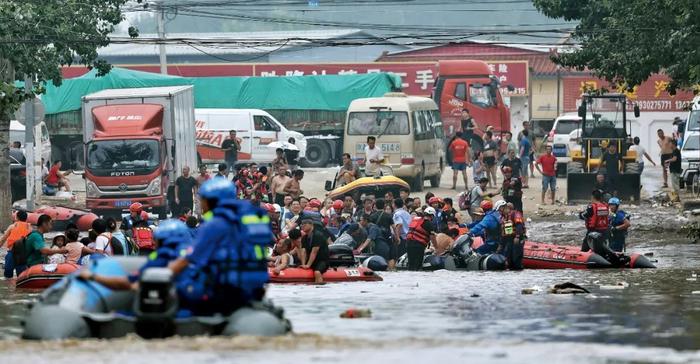 8月3日,河北涿州市,北二环路排队等候救援队转运的民众。图/视觉中国