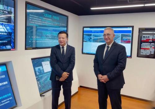 图:谢尔盖大使参观丝路工业互联网先进科技成果展厅