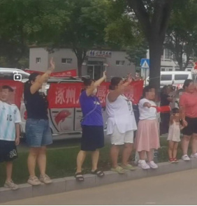 高速路口自发组织的欢迎队伍（图片来源：财联社记者拍摄）