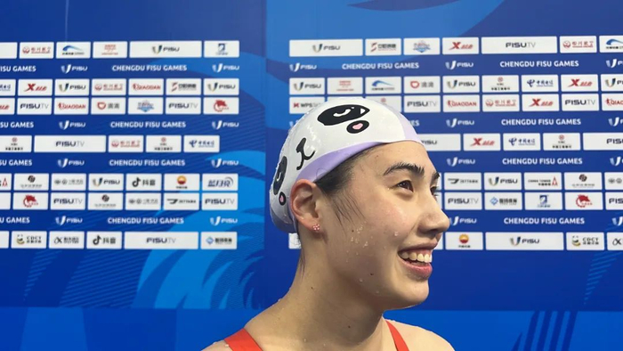 张雨霏展示自己呆萌的熊猫泳帽