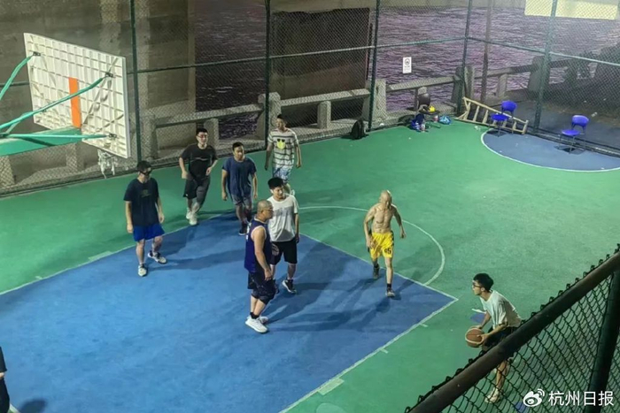 ​老苏个头不高的，一米七不到，身子也瘦，腹肌倒是有六块。