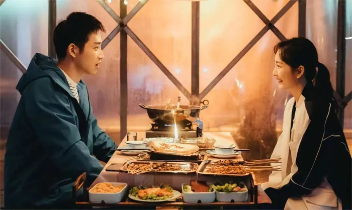 一次聚会、一次饭局，就可能将完全陌生的人群迅速聚拢 / 《熟年》剧照