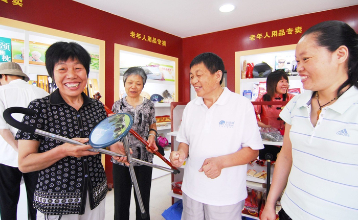 近年来，老年用品市场需求不断扩大，并呈现多元化和个性化的趋势。图为某老年人用品专卖店。（图片由CNSPHOTO提供）