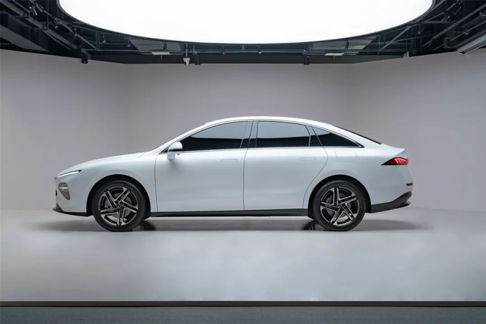 D7 EV的车高并不算很低趴，但这是为乘客的舒适性做的考量