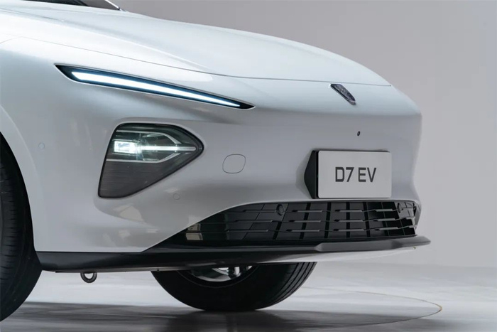 从这个角度能看到整个分体式大灯基本与前脸在一个平面上