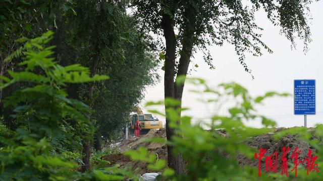 8月8日，大清河河堤。中国安能武汉救援基地95后抢险技术人员龚子博正在巡堤。中青报·中青网见习记者赵丽梅/摄