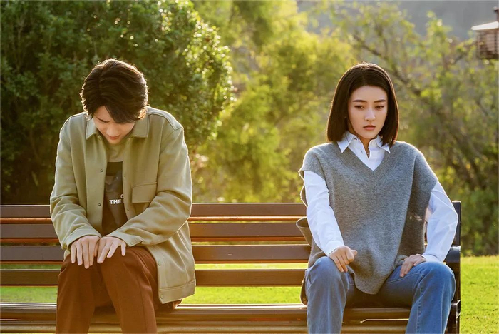 不同于虚无缥缈的网络空间，在真实世界里需要一套新的社交脚本 / 图源：《变成你的那一天》剧照