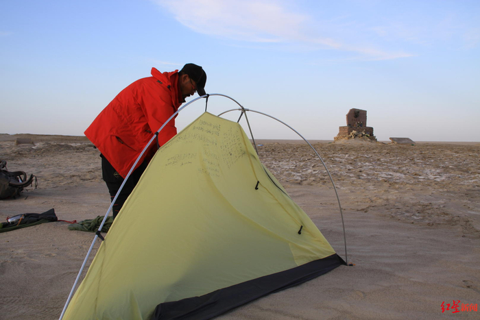 ▲雷殿生在探险遇难者余纯顺墓地旁搭帐篷 图据受访者