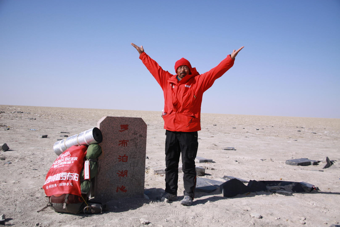 ▲2008年，雷殿生到达罗布泊湖心位置 图据受访者
